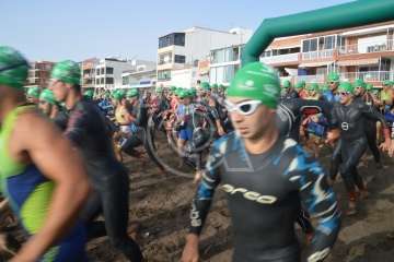 Ricardo Hernández y Raquel Aróstegui ganan con autoridad el XXVII Triatlón de Salinetas (Foto TA)